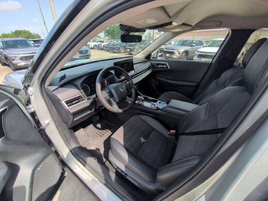 Used 2025 Mitsubishi Outlander SE AWD/4WD image 15
