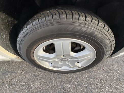 Used 2009 Dodge Caliber SXT image 27