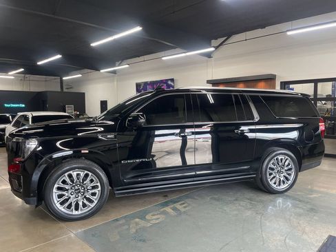 Used 2023 GMC Yukon XL Denali Ultimate AWD/4WD image 4