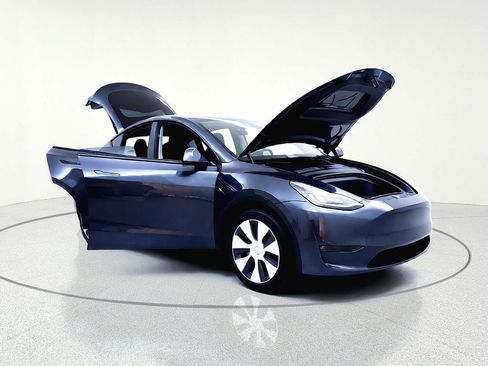 Used 2021 Tesla Model Y Long Range image 11