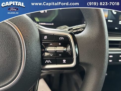Used 2025 Kia Sorento LX FWD image 23