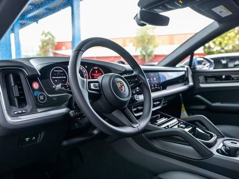 Certified 2025 Porsche Cayenne Coupe AWD/4WD image 4
