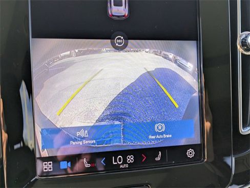 Used 2023 Volvo XC40 B5 Plus image 18