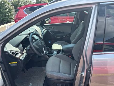 Used 2017 Hyundai Santa Fe SE AWD/4WD image 5