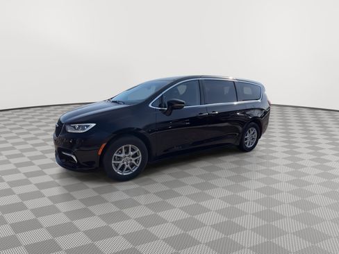Used 2024 Chrysler Pacifica Touring-L FWD image 4