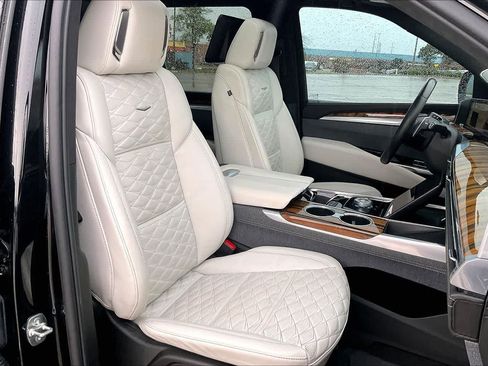 Used 2025 Cadillac Escalade Sport Platinum AWD/4WD image 13