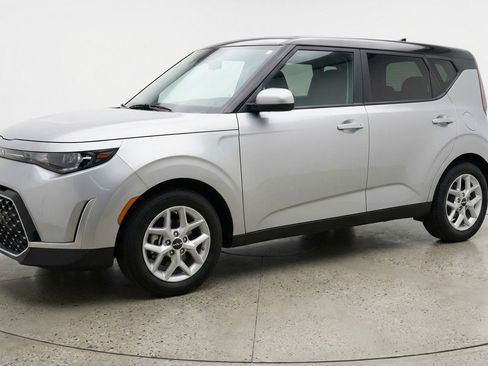Used 2025 Kia Soul LX w/ LX Technology Package FWD image 3