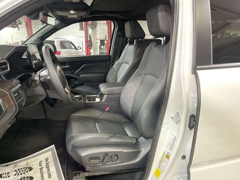 Used 2025 Toyota Tacoma Limited AWD/4WD image 11