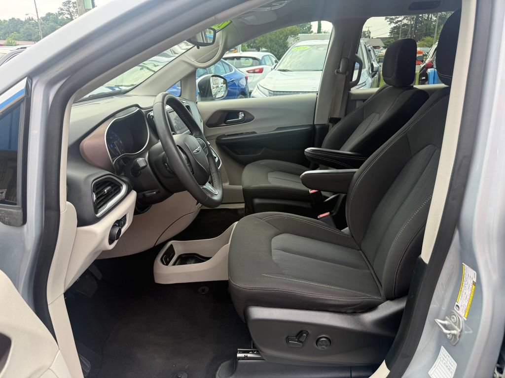 Used 2023 Chrysler Voyager LX FWD image 13