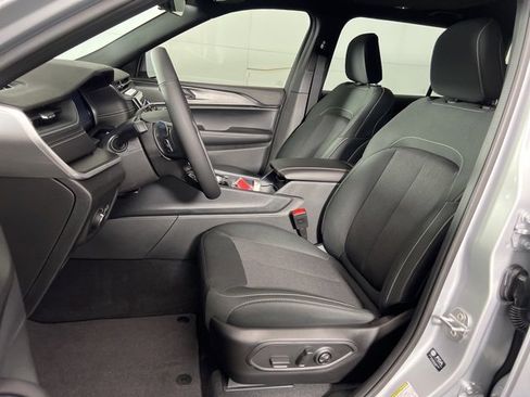 New 2025 Jeep Grand Cherokee L Laredo w/ Luxury Tech Group I image 9