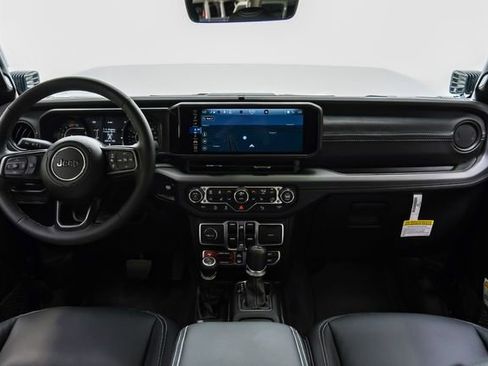 Used 2025 Jeep Wrangler Unlimited Rubicon w/ Technology Group image 22