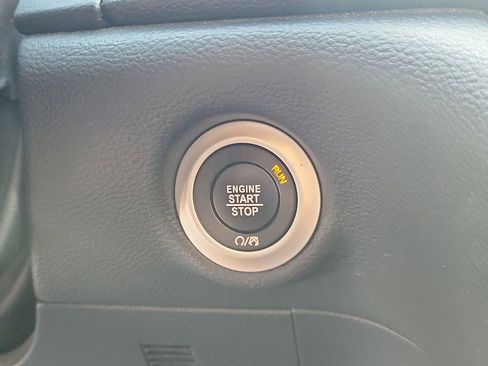 Used 2024 Chrysler Pacifica Limited FWD image 27