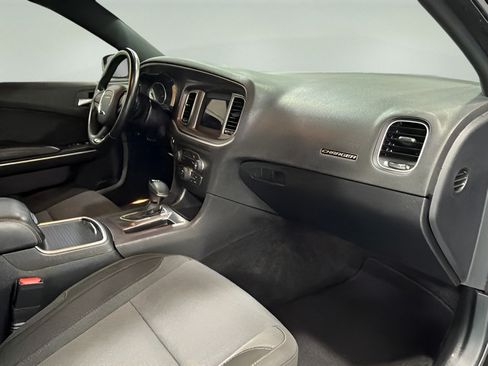 Used 2019 Dodge Charger SXT RWD image 13
