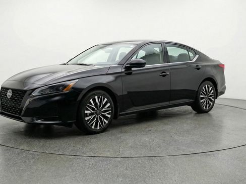Used 2025 Nissan Altima 2.5 SV FWD image 3