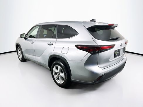 Used 2025 Toyota Highlander LE image 5