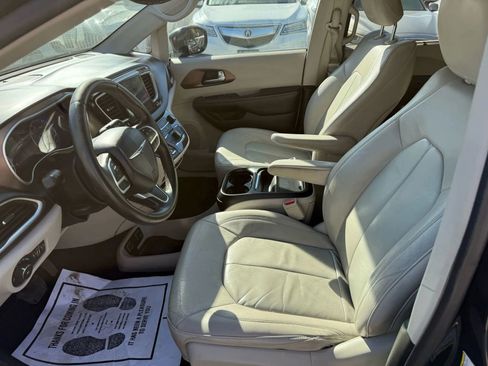 Used 2017 Chrysler Pacifica Touring-L image 10