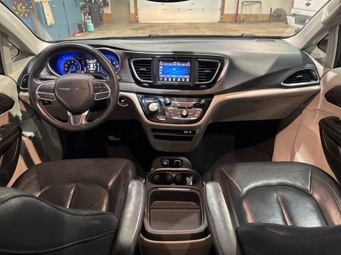 Used 2020 Chrysler Pacifica Touring-L image 33