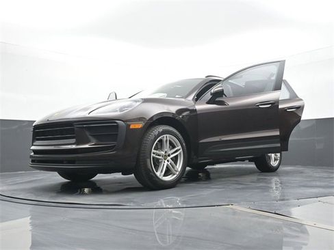 Certified 2022 Porsche Macan image 31