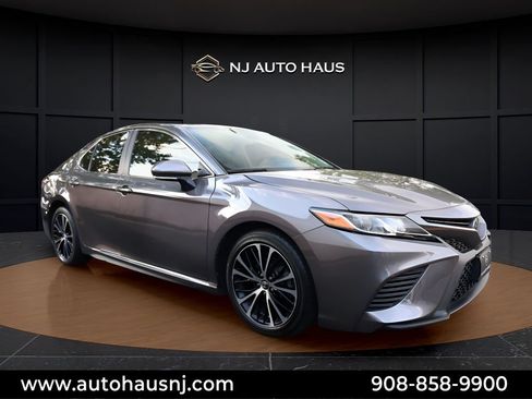 Used 2020 Toyota Camry SE w/ Convenience Package FWD image 1