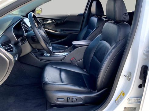 Used 2017 Chevrolet Malibu LT w/ Leather Package FWD image 8