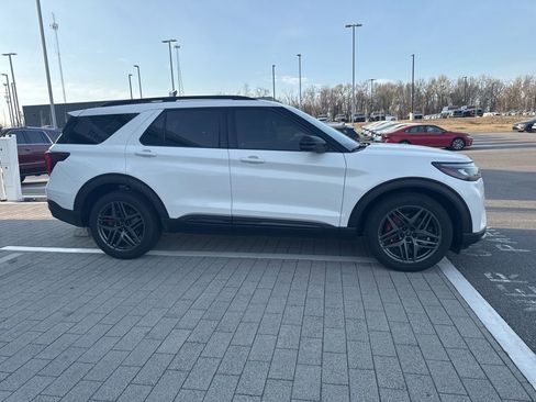 Used 2025 Ford Explorer ST image 4