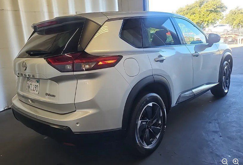 Used 2024 Nissan Rogue SV AWD/4WD image 3