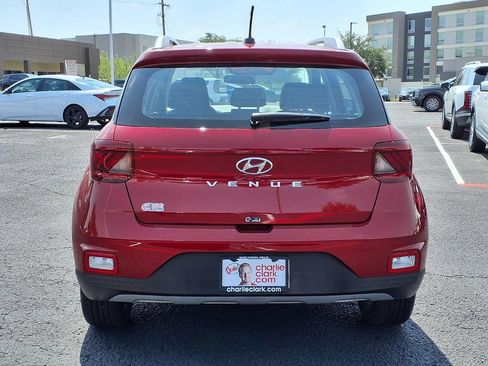 Used 2025 Hyundai Venue Limited FWD image 4