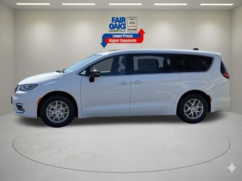 New 2026 Chrysler Pacifica Select image 10