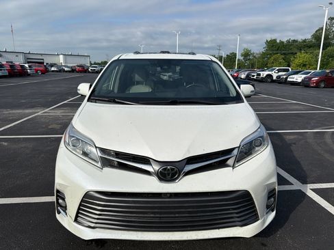 Used 2019 Toyota Sienna Limited Premium w/ Carpet Mat Package FWD image 10