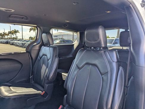 Used 2025 Chrysler Pacifica Select image 19