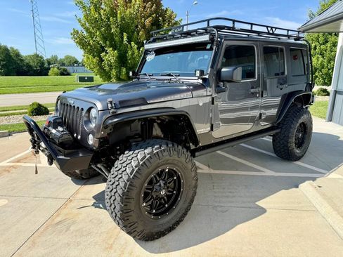 Used 2017 Jeep Wrangler Unlimited Rubicon w/ Connectivity Group AWD/4WD image 4