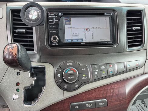 Used 2014 Toyota Sienna XLE w/ Entertainment Package image 12