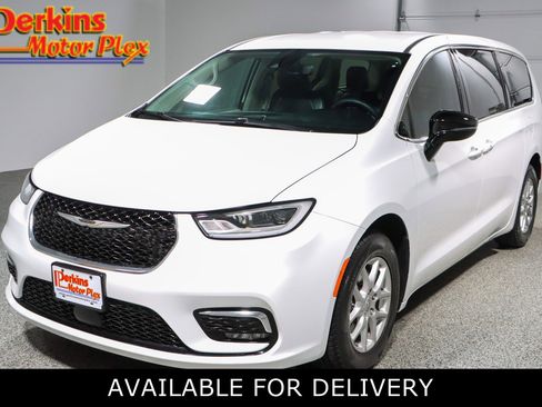 Used 2024 Chrysler Pacifica Touring-L FWD image 1