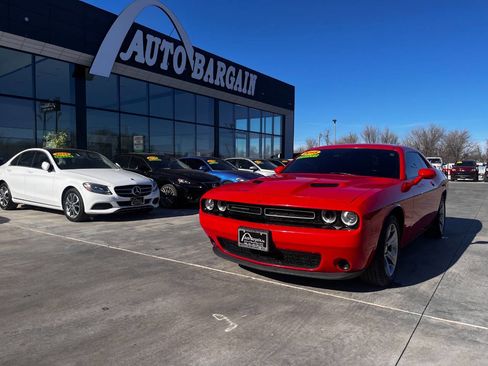 Used 2015 Dodge Challenger SXT image 1