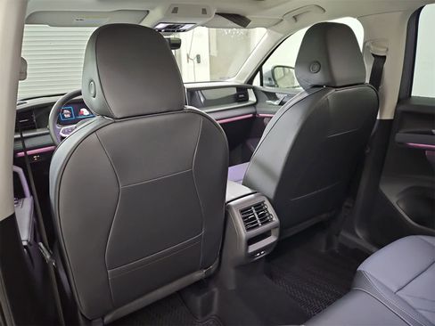 New 2025 Volkswagen Tiguan SE image 18