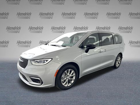 Used 2026 Chrysler Pacifica Limited FWD image 4