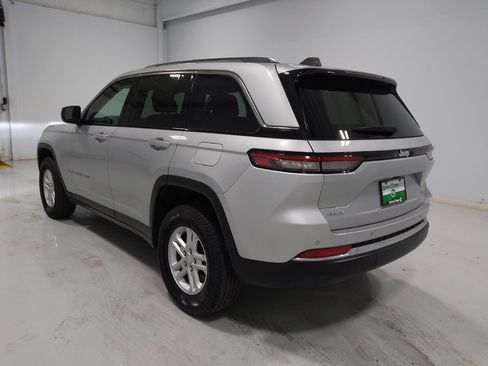 Used 2023 Jeep Grand Cherokee Laredo w/ Luxury Tech Group I AWD/4WD image 5
