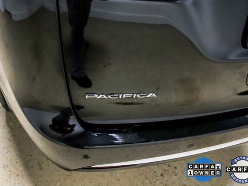 Used 2022 Chrysler Pacifica Touring image 5