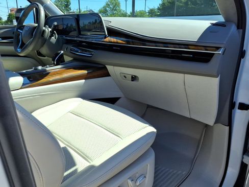 Used 2024 Cadillac Escalade ESV Sport Platinum AWD/4WD image 9