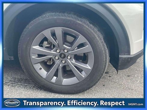 Used 2022 Ford Explorer XLT w/ Equipment Group 202A image 8