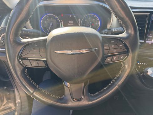 Used 2021 Chrysler Pacifica Touring-L w/ S Appearance Package FWD image 12
