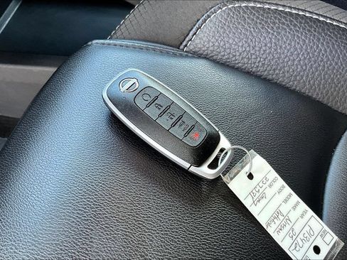 Used 2025 Nissan Pathfinder SL FWD image 37