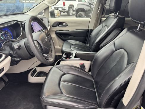 Used 2023 Chrysler Pacifica Touring-L image 9