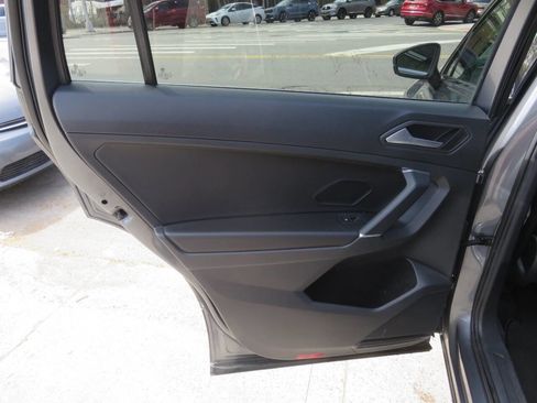 Used 2020 Volkswagen Tiguan SE image 30