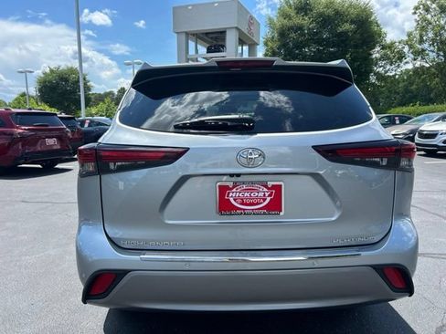 Used 2024 Toyota Highlander Platinum FWD image 8