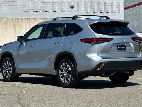 Used 2023 Toyota Highlander XLE image 7