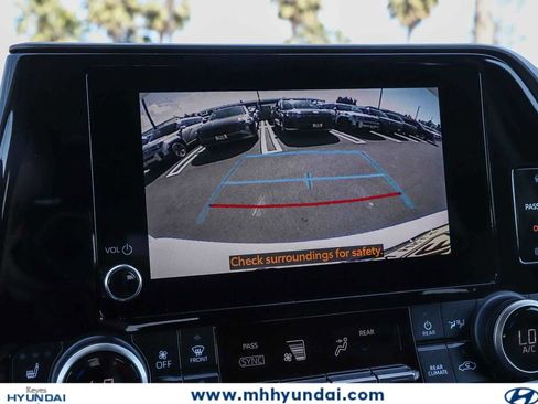 Used 2023 Toyota Highlander XLE FWD image 24