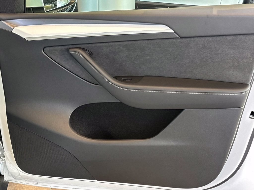 Used 2025 Tesla Model Y Long Range AWD/4WD image 39