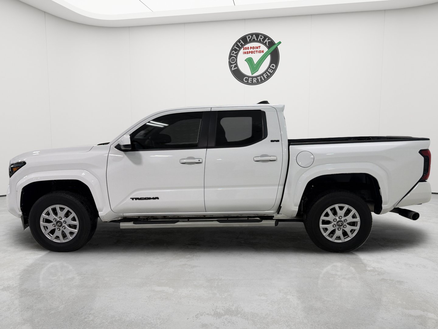 Used 2025 Toyota Tacoma SR5 AWD/4WD image 2