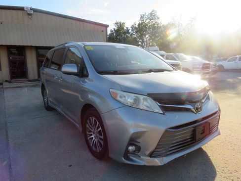 Used 2018 Toyota Sienna XLE FWD image 3